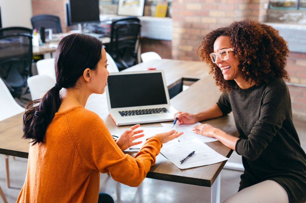 Femmes discutant autour d'un bureau