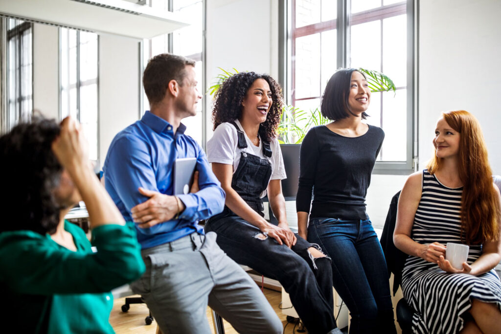 Groupe d'employés qui passent un bon moment