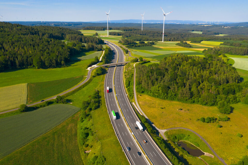 Autoroute dans un paysage vert