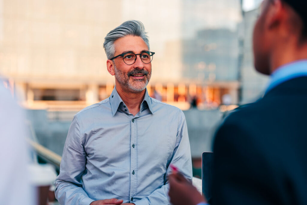 Homme aux cheveux gris avec des lunettes et en chemise